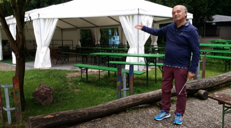 Lutz Götzfried vor dem neuen Turm-Pavillon (Foto: Michael Arlt)