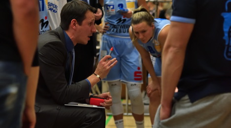 Coach Patrick Unger gibt Instruktionen (Foto: Georg Kronenberg)